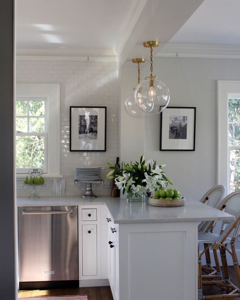 An example of creating classic spaces through symmetrical frames